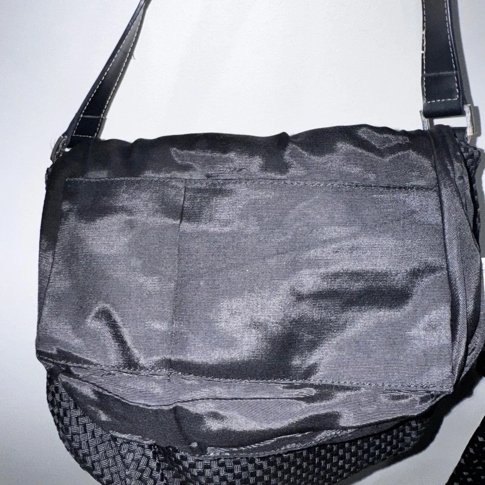 The Sak Woven Hobo Shoulder Bag Black Textured Leather Strap Accent EUC